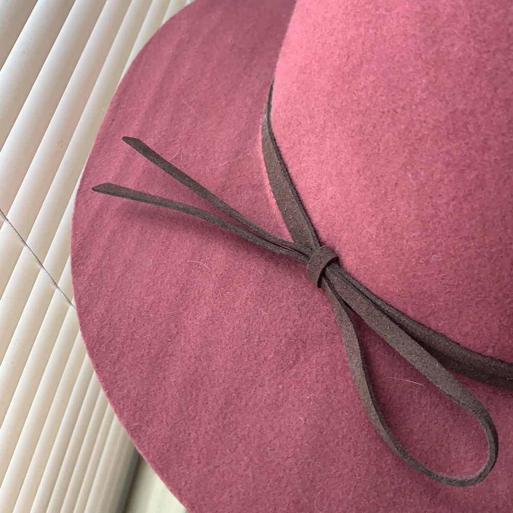 Cute trendy hat EUC, worn one time, tags were removed. Great condition